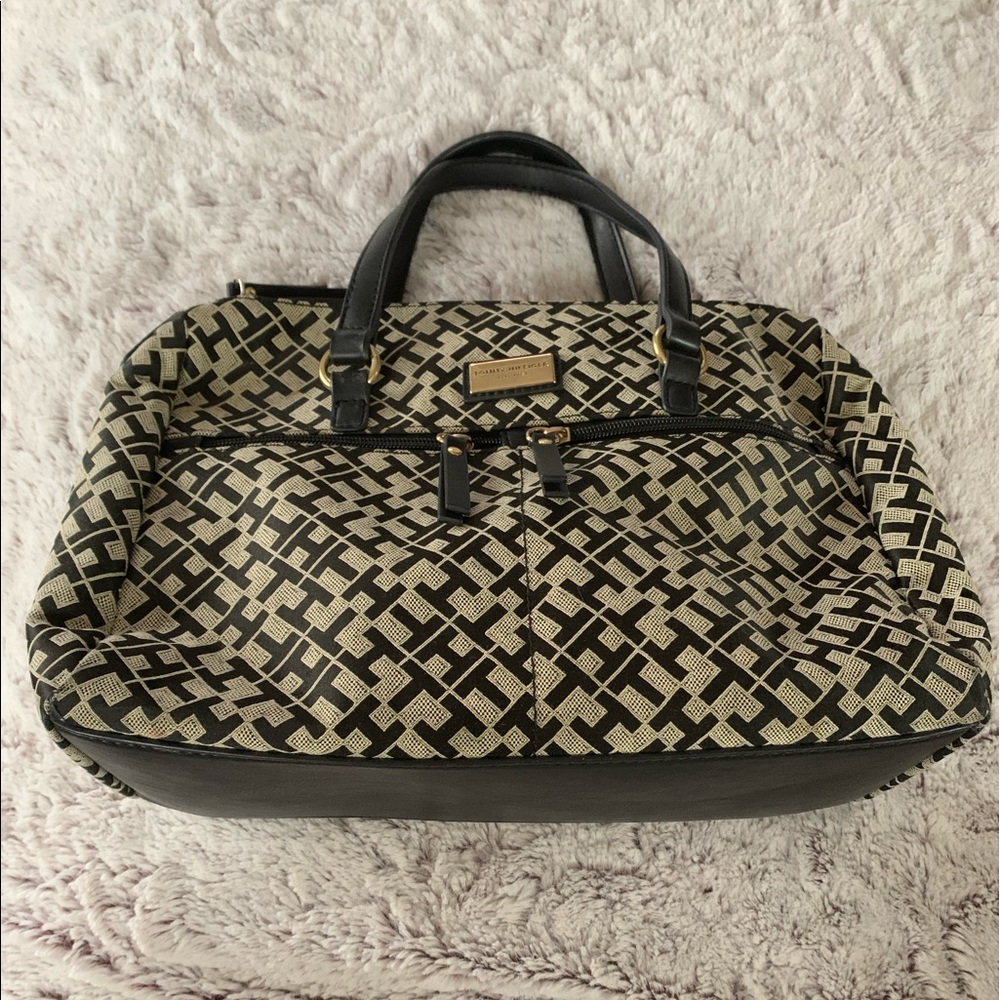 Tommy Hilfiger traditional print black/cream handbag w/ zipper closure. …